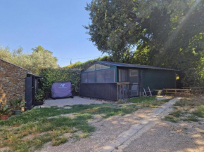 Chalet de 25 m2 avec jardin et piscine uniquement accessible en juin sept